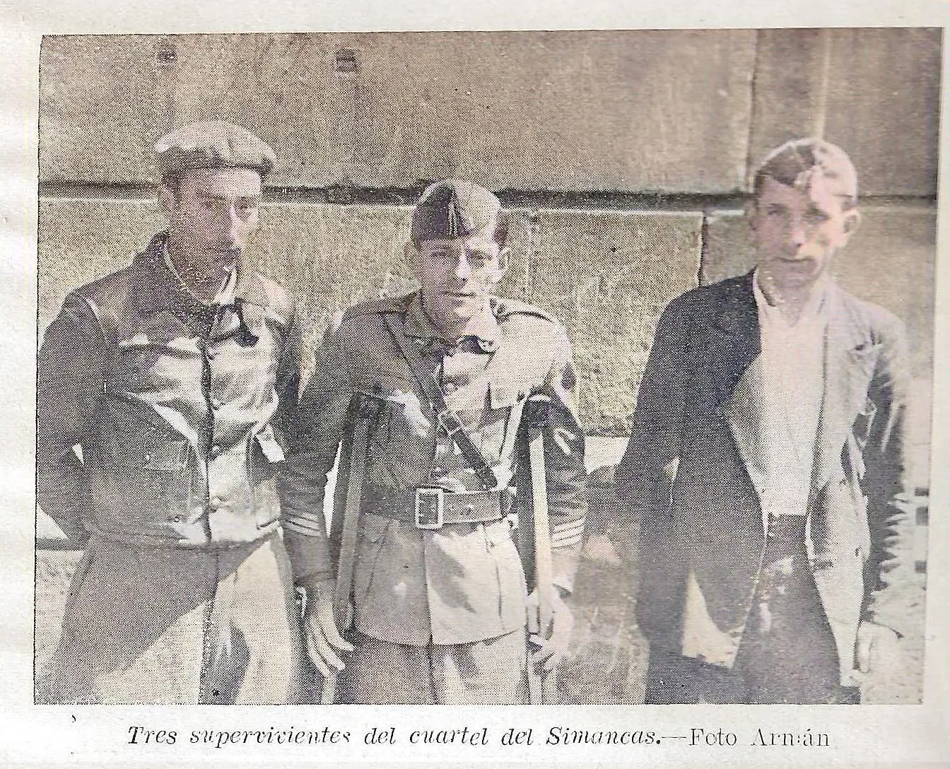 Fotografía de tres supervivientes de la defensa del cuartel del Simancas de Gijón.